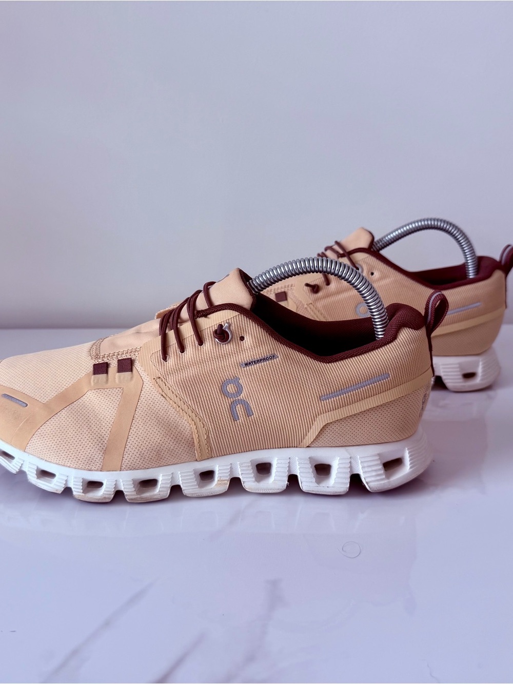 On Cloud 5 Waterproof Women’s Size 8.5 sneaker in the Savannah Ivory colorway